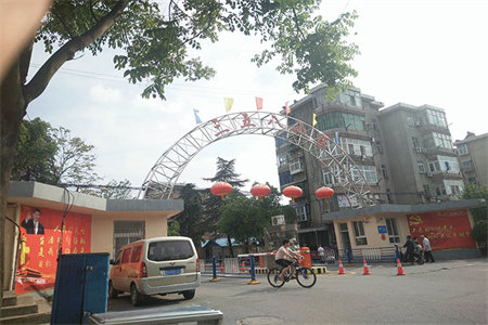 明湖中学附近三室两厅送储藏室证满五年免高税可议价